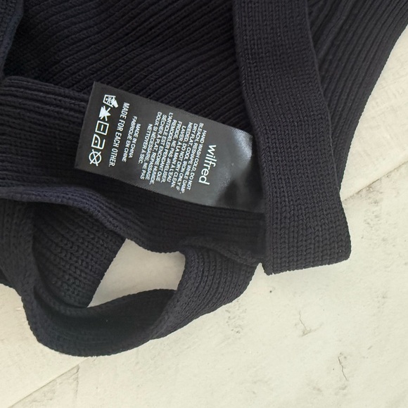 Wilfred Black Cayenne Crop Top - Picture 5 of 5